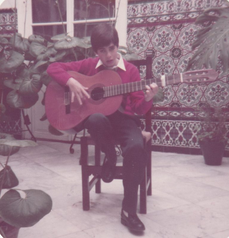 Niño tocando la guitarra.