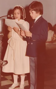 Pareja de niños cantando.