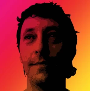 Ñito posando en la sesión de fotos del disco Colaboracción