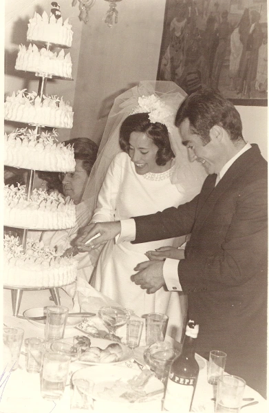 Novios cortando una tarta.