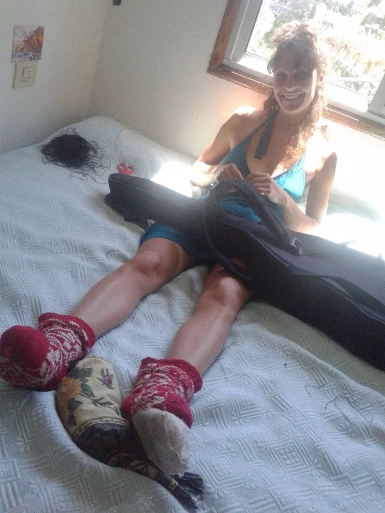 Heni, una bonita costurera reparando la funda de mi guitarra