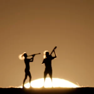 Con Heni con instrumentos delante de la luna saliente